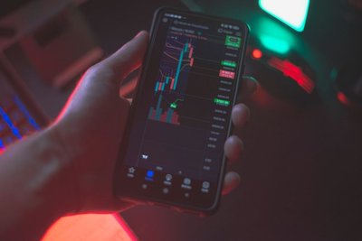 Vue实时渲染闲鱼价格曲线：自动标注高利润搬砖目标