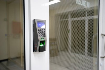 Python模拟多设备指纹与社群裂变：自动化涨粉数据报告生成实战