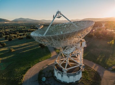 用 Vue 3 的 Teleport 和动态组件构建跨层级的全局弹窗与通知系统