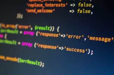 PHP定时任务与Redis原子锁：过期域名毫秒级抢注与批量出价自动化实战