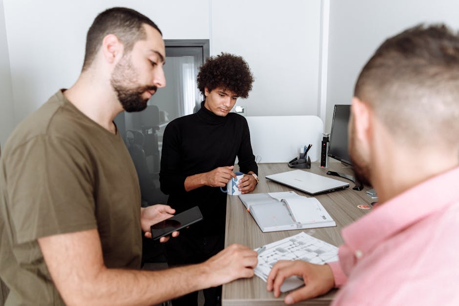 organized refund fraud team working